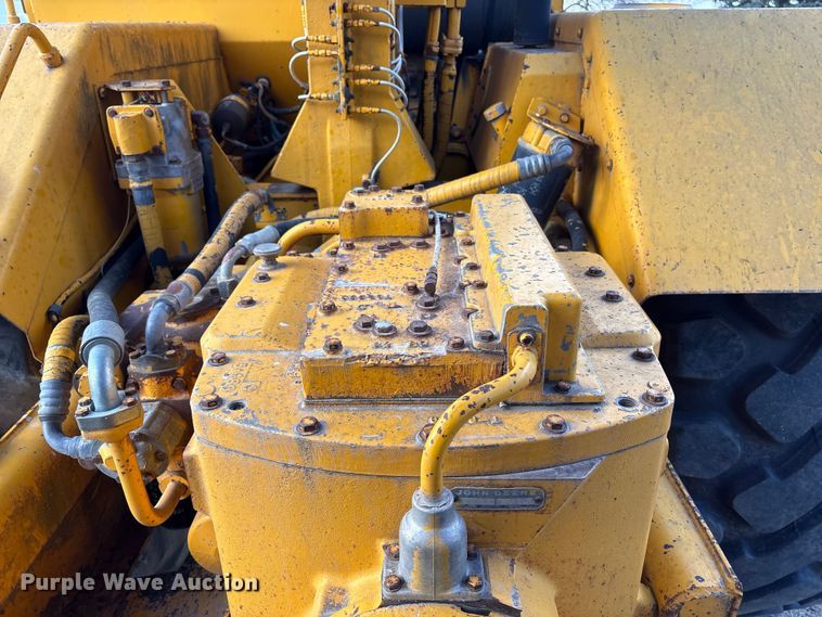 image for item FG2741 1982 John Deere 762-A elevating scraper