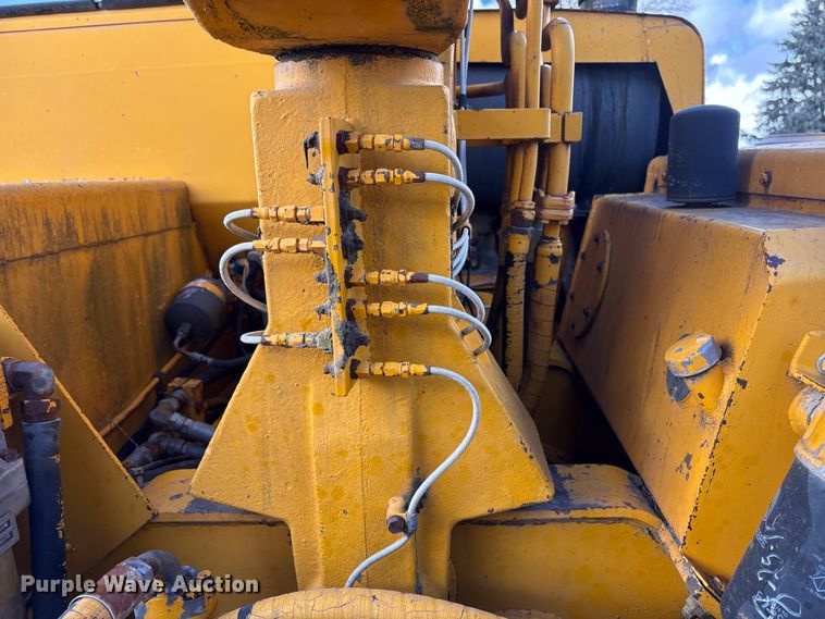 image for item FG2741 1982 John Deere 762-A elevating scraper