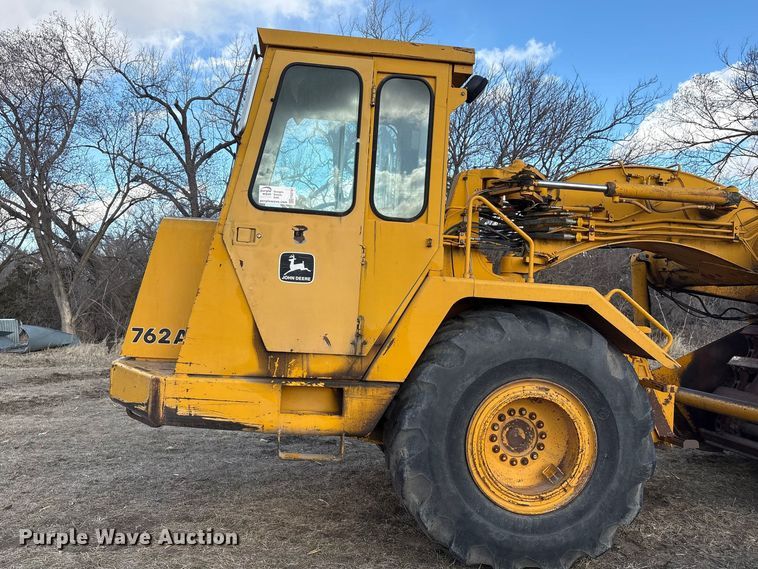 image for item FG2741 1982 John Deere 762-A elevating scraper