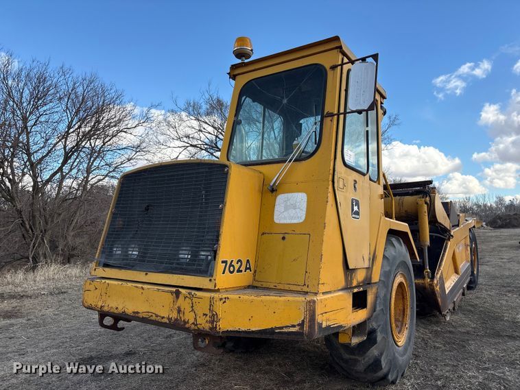 image for item FG2741 1982 John Deere 762-A elevating scraper