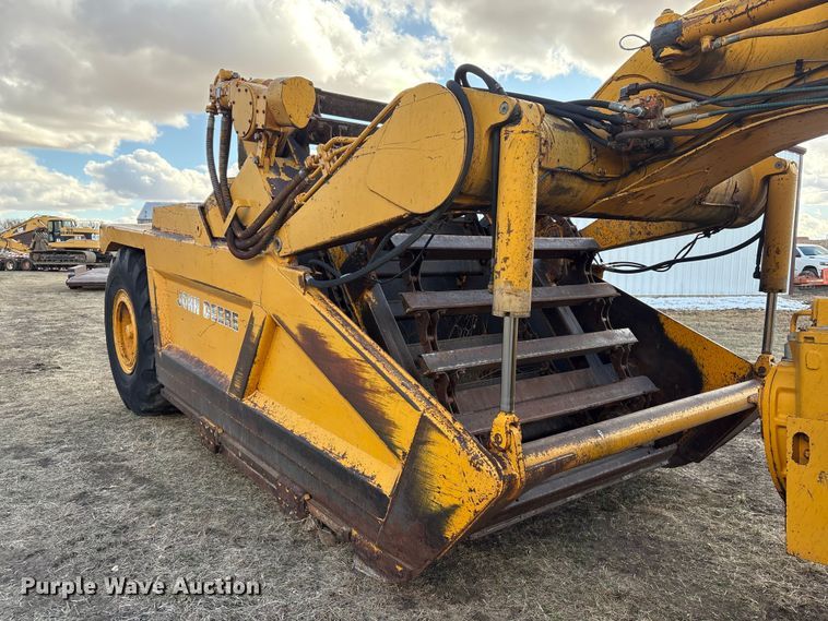 image for item FG2741 1982 John Deere 762-A elevating scraper