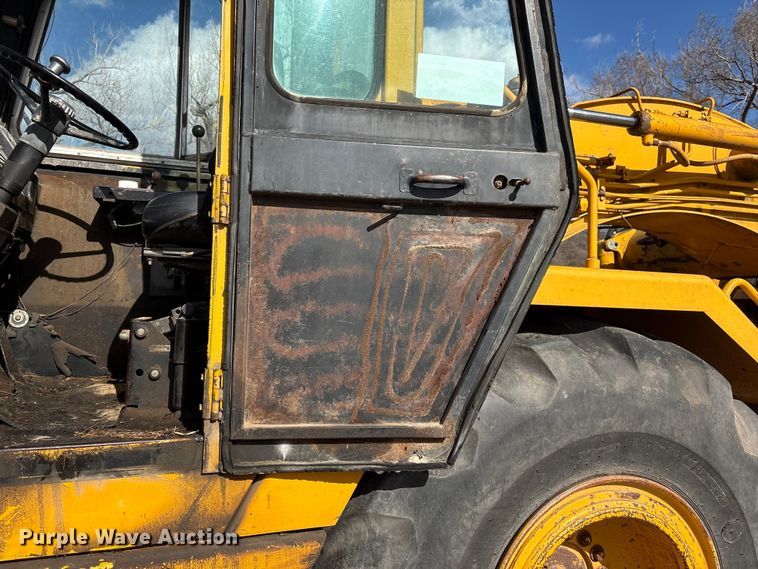 image for item FG2741 1982 John Deere 762-A elevating scraper