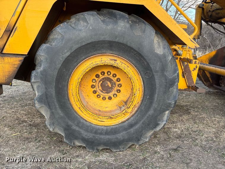 image for item FG2741 1982 John Deere 762-A elevating scraper