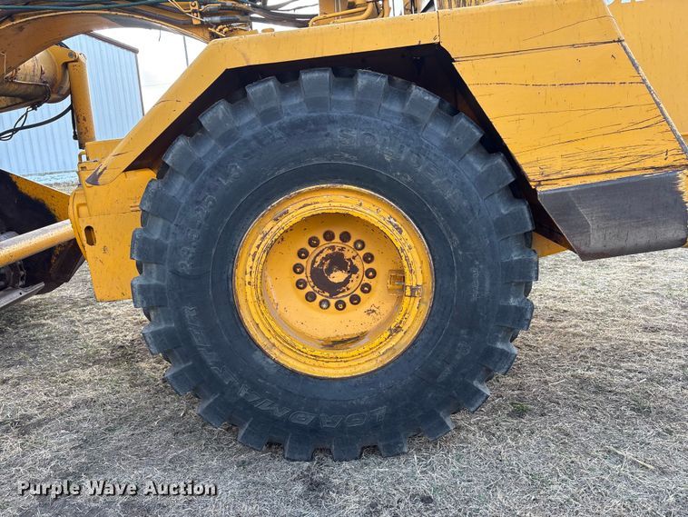 image for item FG2741 1982 John Deere 762-A elevating scraper