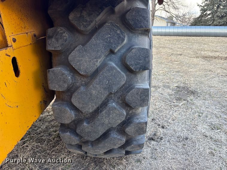 image for item FG2741 1982 John Deere 762-A elevating scraper