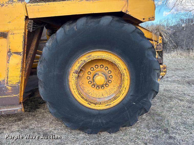 image for item FG2741 1982 John Deere 762-A elevating scraper