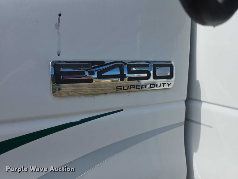 image for item FI0601 2008 Ford E450 Super Duty shuttle bus