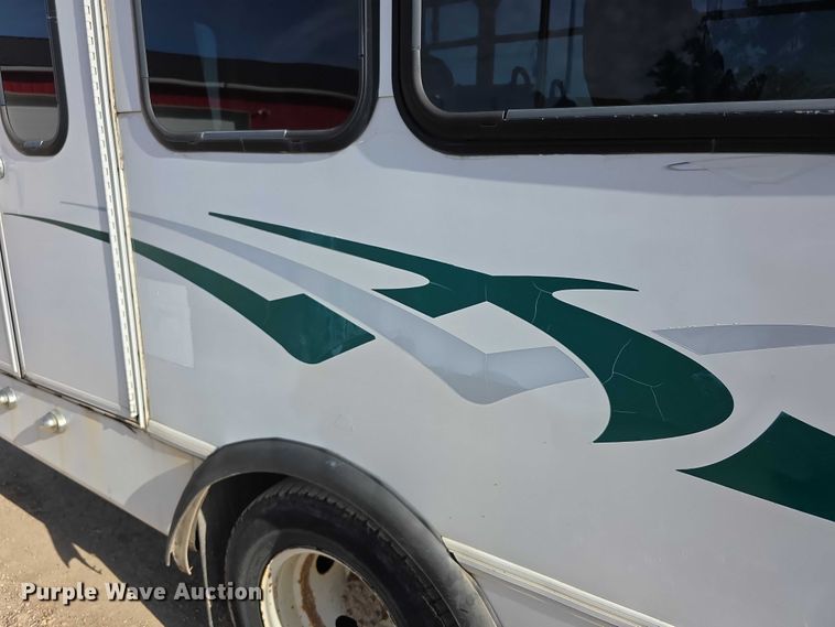 image for item FI0601 2008 Ford E450 Super Duty shuttle bus