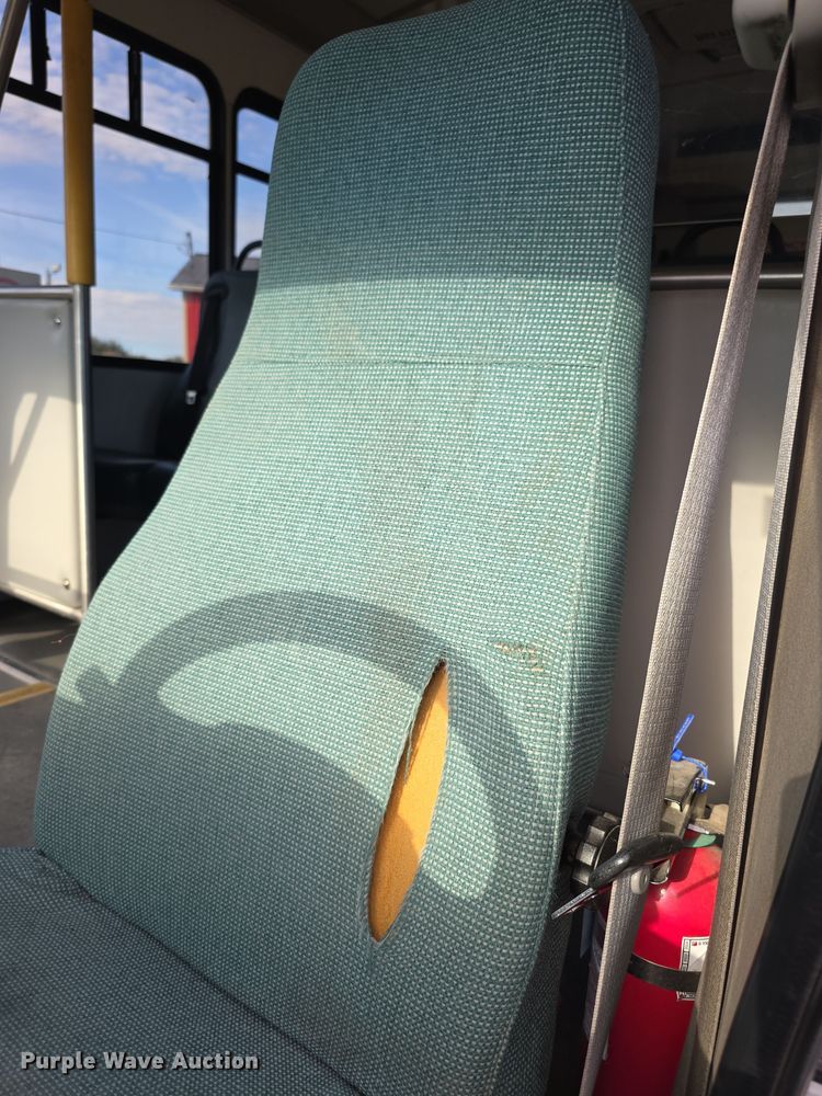 image for item FI0601 2008 Ford E450 Super Duty shuttle bus