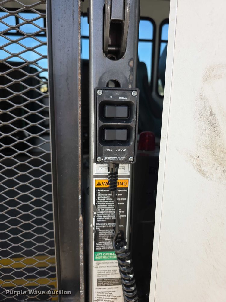 image for item FI0601 2008 Ford E450 Super Duty shuttle bus