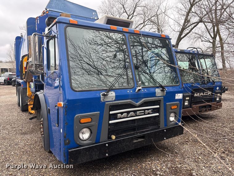 image for item FI0699 2014 Mack LE600 refuse truck