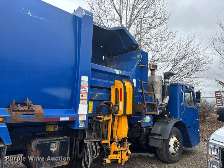 image for item FI0699 2014 Mack LE600 refuse truck