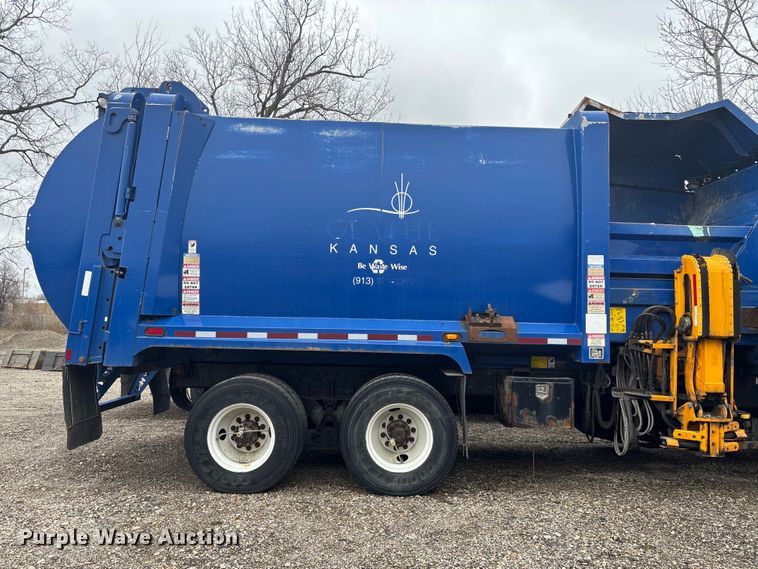 image for item FI0699 2014 Mack LE600 refuse truck