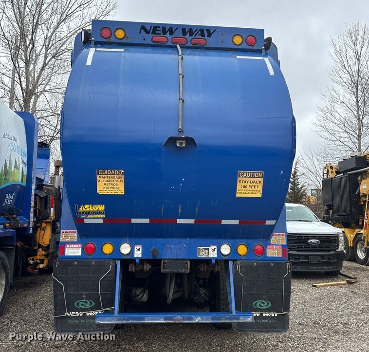 image for item FI0699 2014 Mack LE600 refuse truck