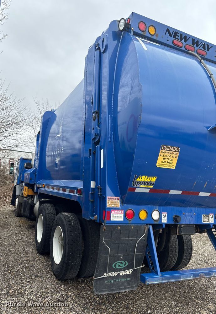 image for item FI0699 2014 Mack LE600 refuse truck