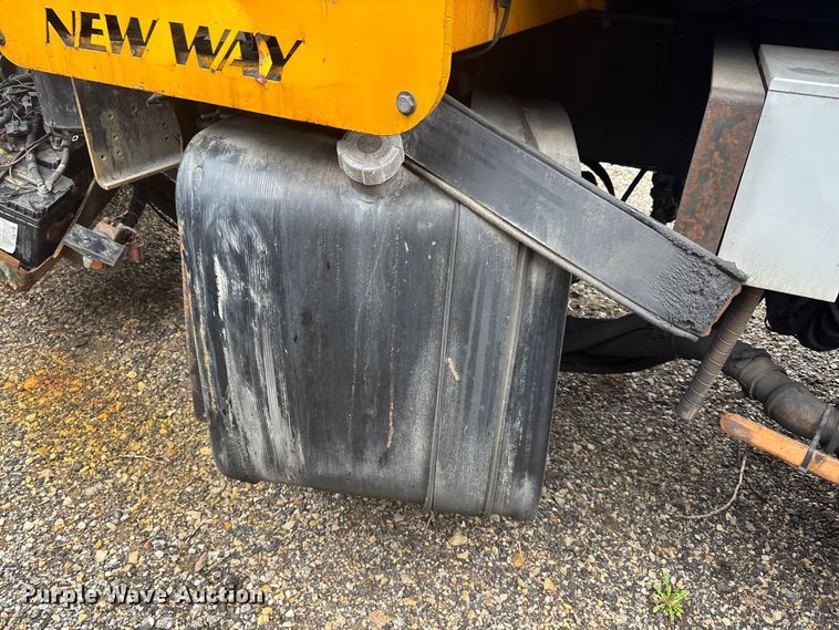 image for item FI0699 2014 Mack LE600 refuse truck