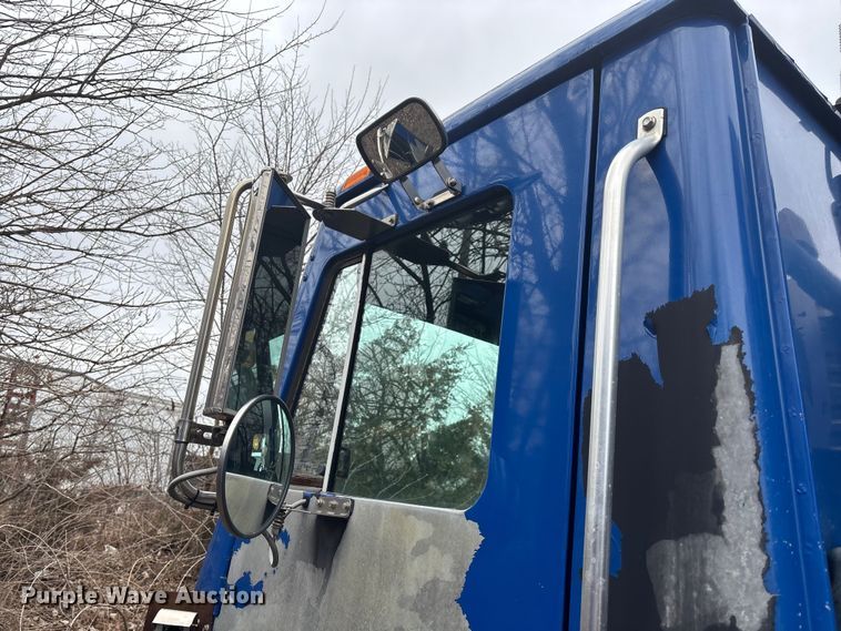 image for item FI0699 2014 Mack LE600 refuse truck