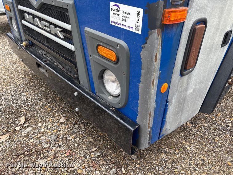 image for item FI0699 2014 Mack LE600 refuse truck