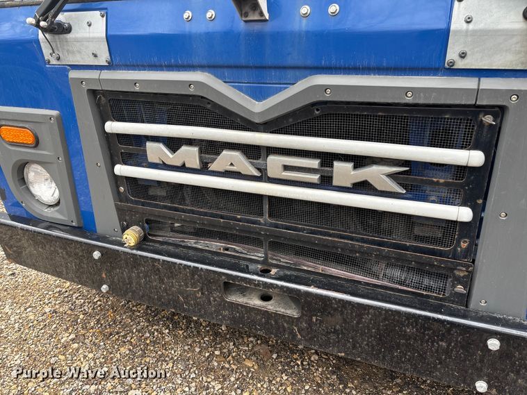 image for item FI0699 2014 Mack LE600 refuse truck