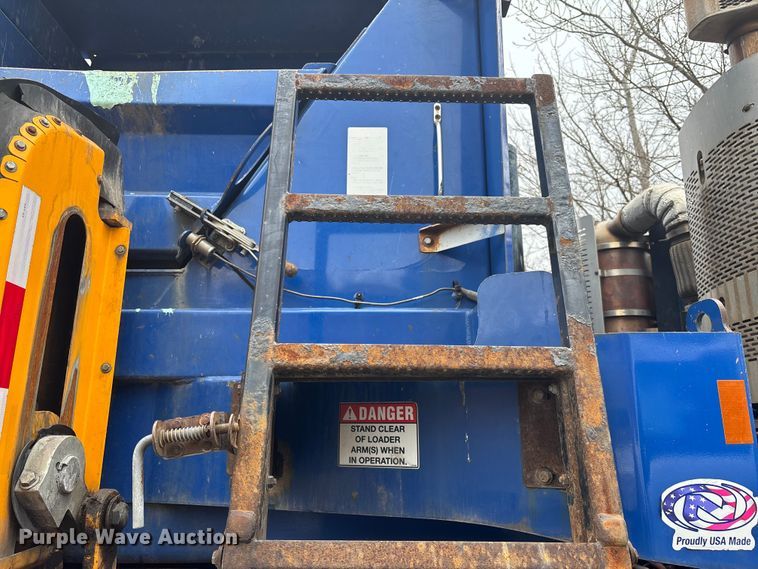 image for item FI0699 2014 Mack LE600 refuse truck