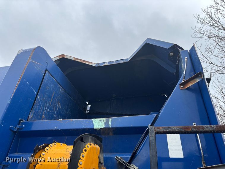 image for item FI0699 2014 Mack LE600 refuse truck