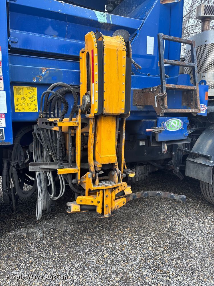 image for item FI0699 2014 Mack LE600 refuse truck