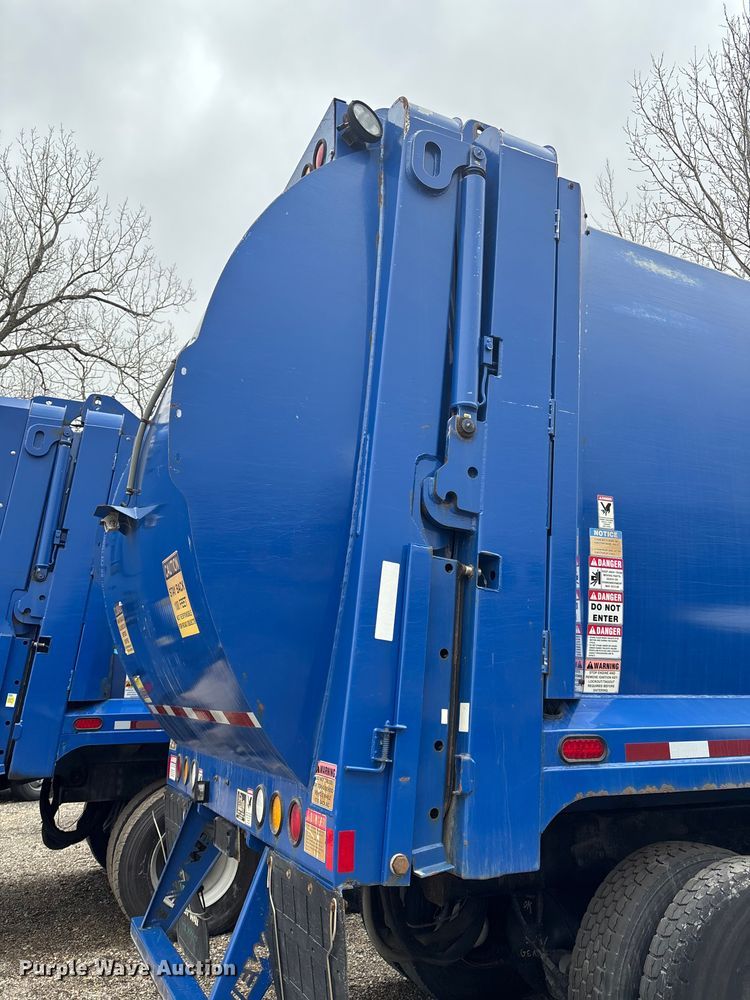 image for item FI0699 2014 Mack LE600 refuse truck