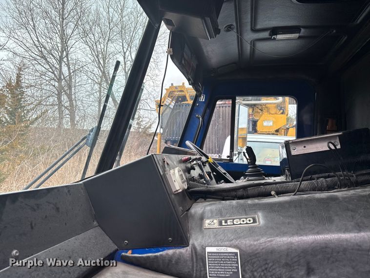 image for item FI0699 2014 Mack LE600 refuse truck