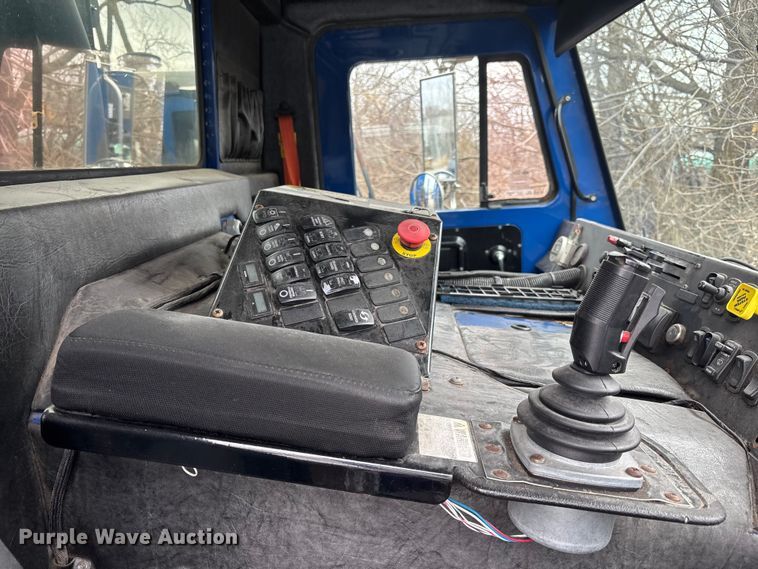 image for item FI0699 2014 Mack LE600 refuse truck