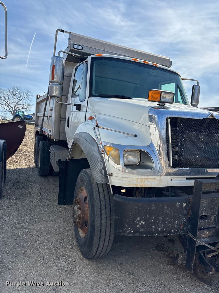 image for item FI0855 2006 International 7600 dump truck