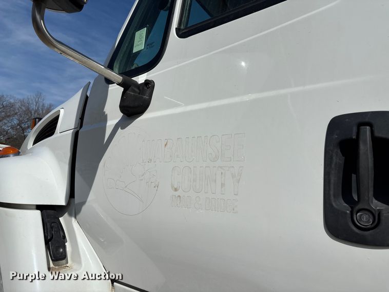 image for item FI0855 2006 International 7600 dump truck