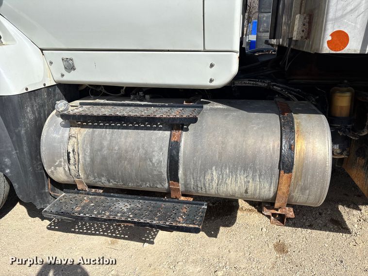 image for item FI0855 2006 International 7600 dump truck