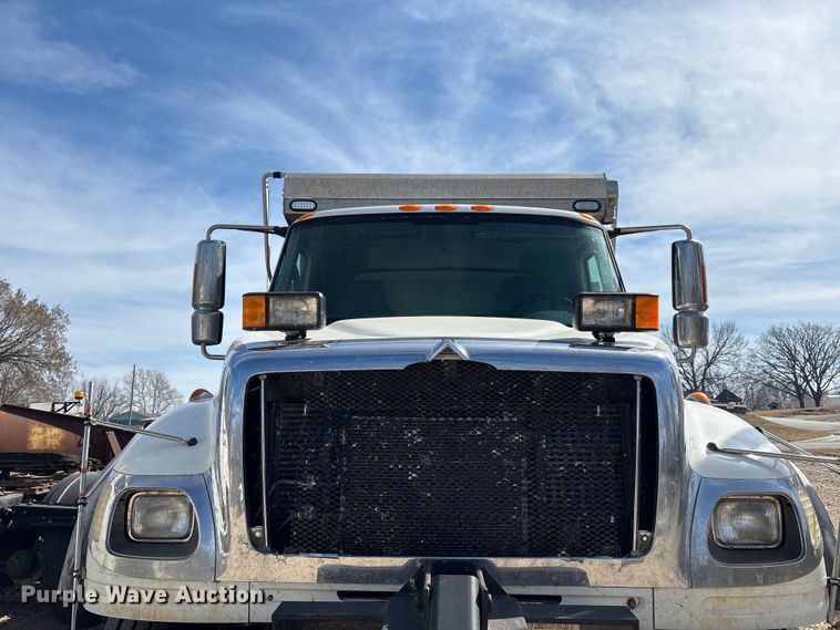 image for item FI0855 2006 International 7600 dump truck