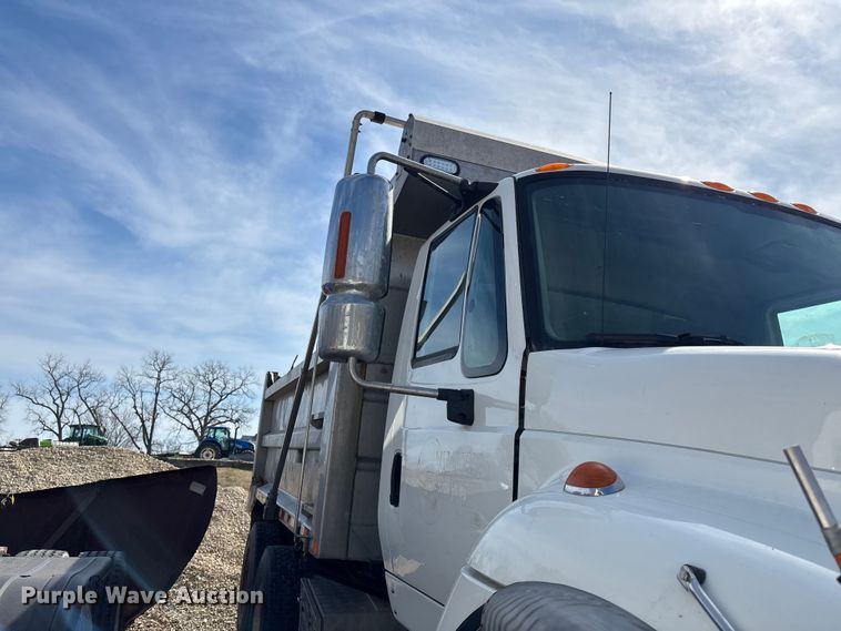 image for item FI0855 2006 International 7600 dump truck