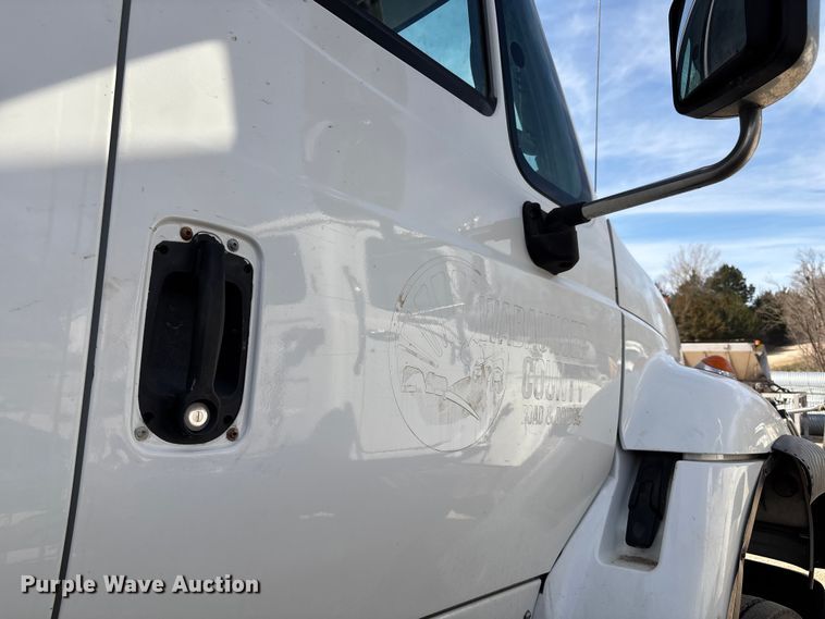 image for item FI0855 2006 International 7600 dump truck