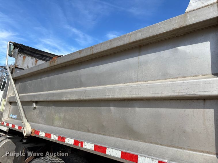 image for item FI0855 2006 International 7600 dump truck