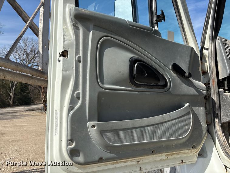 image for item FI0855 2006 International 7600 dump truck