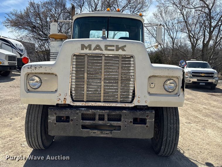 image for item FI0856 1988 Mack R690ST semi truck