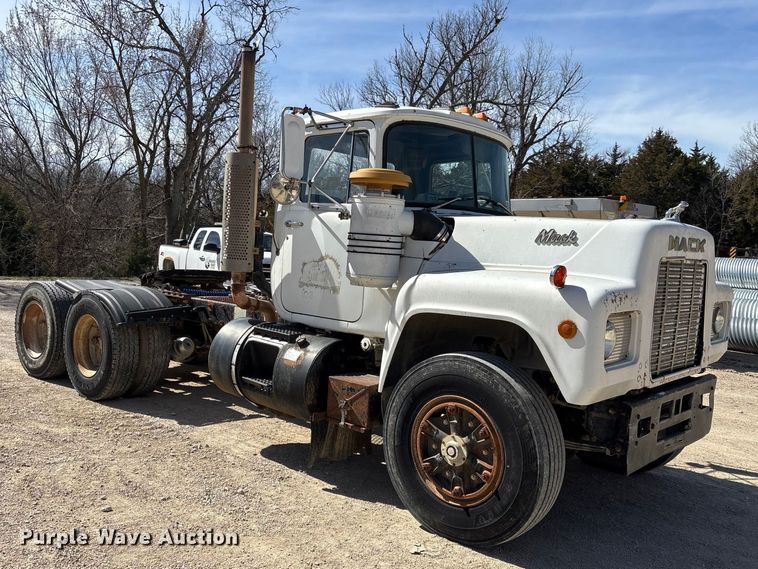 image for item FI0856 1988 Mack R690ST semi truck