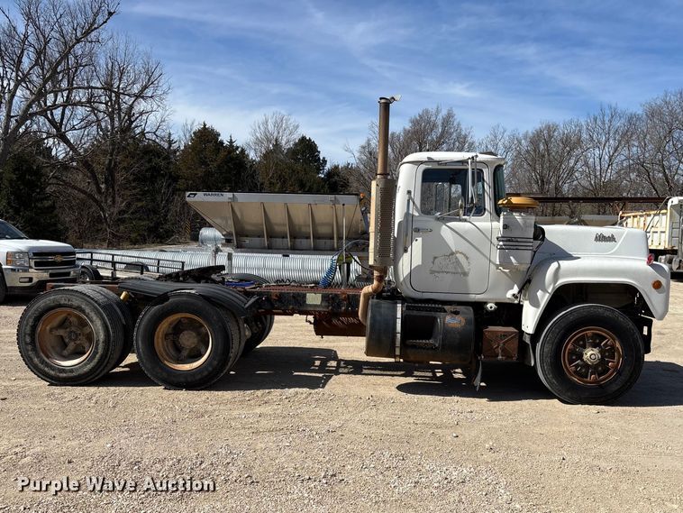 image for item FI0856 1988 Mack R690ST semi truck