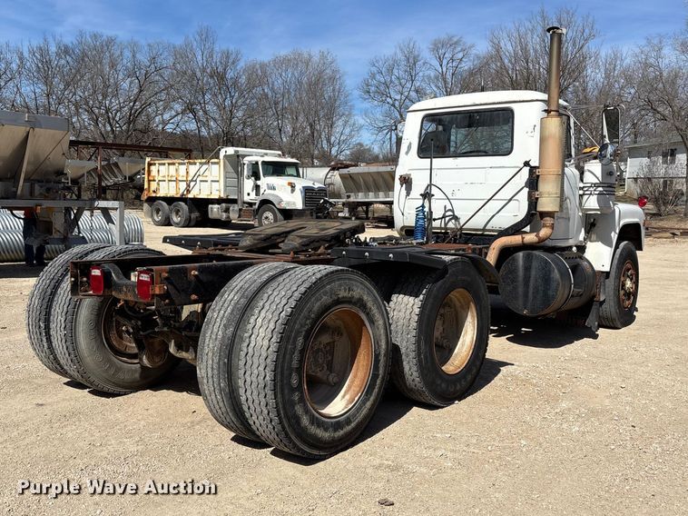 image for item FI0856 1988 Mack R690ST semi truck