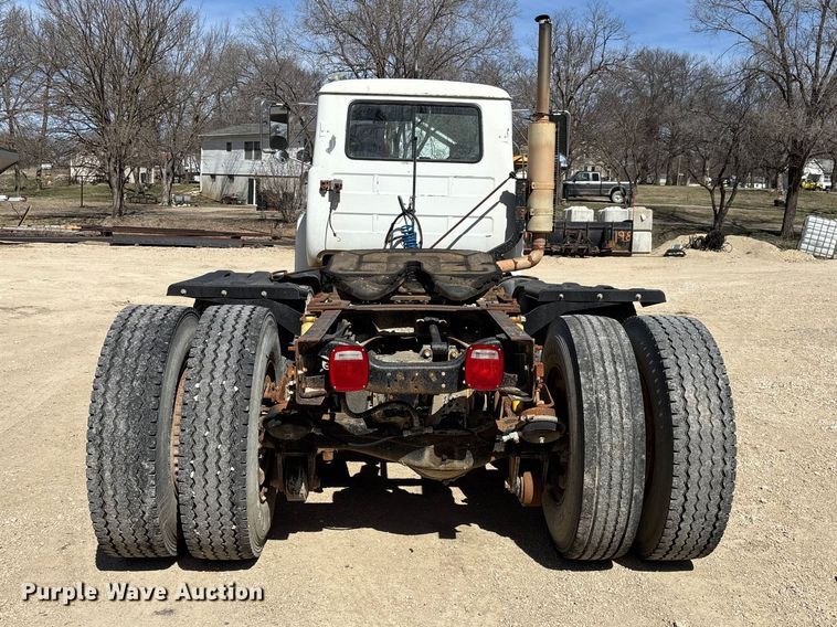 image for item FI0856 1988 Mack R690ST semi truck