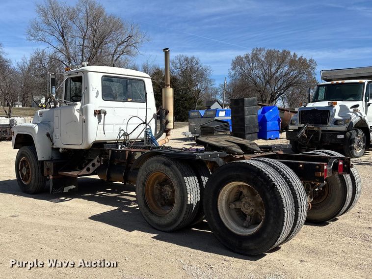image for item FI0856 1988 Mack R690ST semi truck