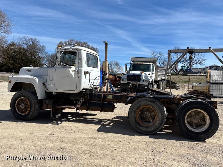 image for item FI0856 1988 Mack R690ST semi truck