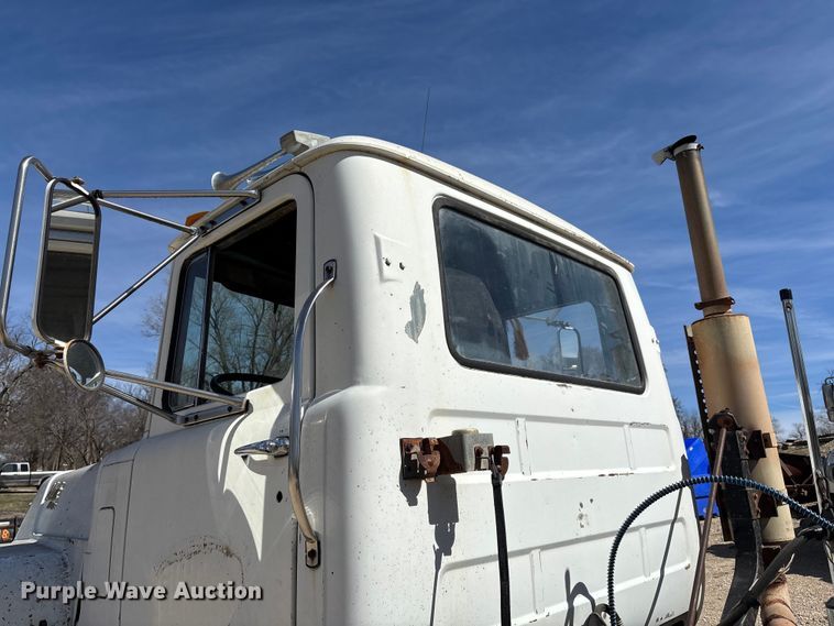 image for item FI0856 1988 Mack R690ST semi truck