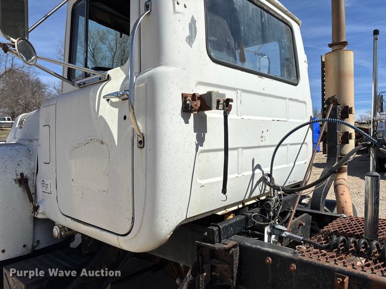 image for item FI0856 1988 Mack R690ST semi truck