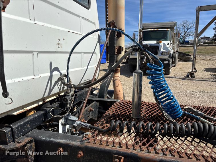 image for item FI0856 1988 Mack R690ST semi truck