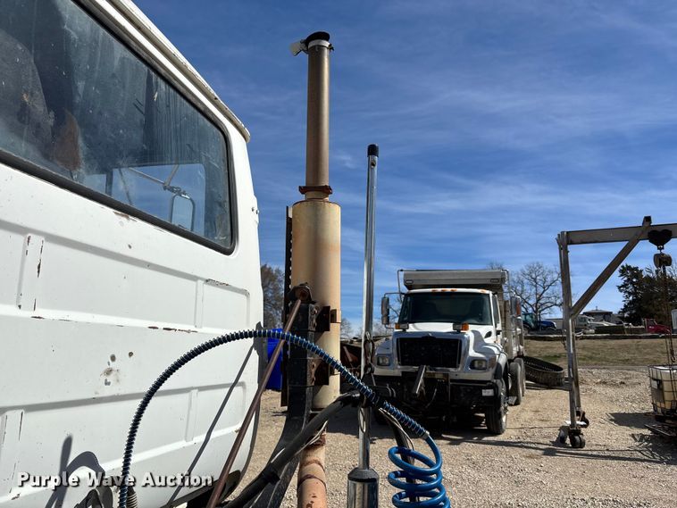 image for item FI0856 1988 Mack R690ST semi truck