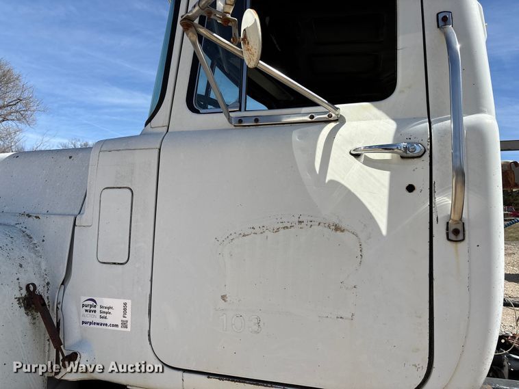 image for item FI0856 1988 Mack R690ST semi truck