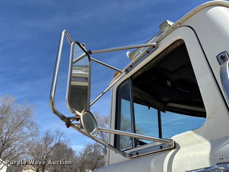 image for item FI0856 1988 Mack R690ST semi truck